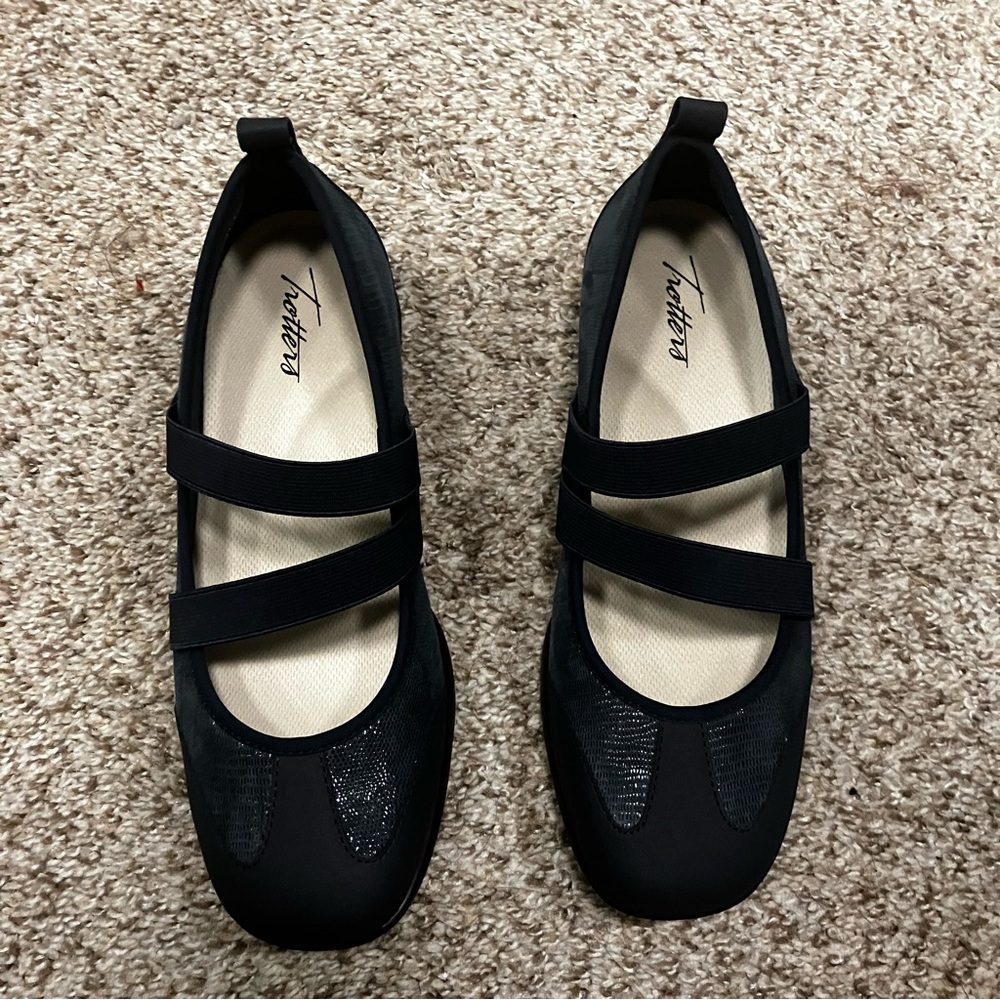 Trotters Black Dual-Strap Flats 7.5 wide New